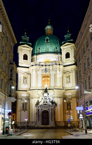 Foto Blick auf die Peterskirche St Peters Kirche barocke römisch-katholische Pfarrkirche in der Nacht Stockfoto