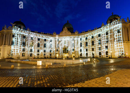 Berühmten Wiener Hofburg in der Nacht mit Lichtern, gesehen vom Michaelerplatz, Österreich Stockfoto