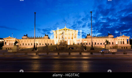 Foto Blick auf historische Gebäude des österreichischen Parlaments in Wien bei Nacht Stockfoto