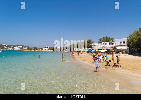 Paros, Griechenland 1. August 2016. Touristen und Einheimische genießen ihren Sommerurlaub am Strand von Aliki auf Paros in Griechenland. Stockfoto