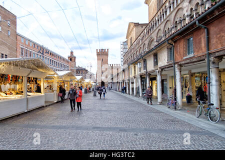 Ferrara, Italien - 29. Dezember 2016: Piazza Trento Trieste in Ferrara, Italien. Weihnachtsmärkte, die auf dem Platz im historischen Zentrum von stattfindet Stockfoto