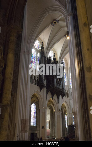 Kathedrale von Chartres, innen-/ Vue Interieure De La Cathedrale de Chartres Dans l Eure de France