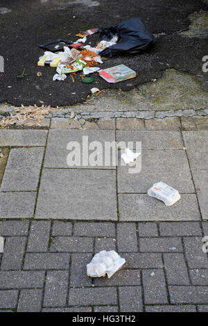 Müll verstreut über Haus Vorplatz aus Split offene Müllbeutel Stockfoto