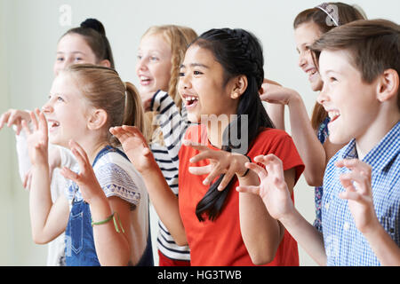 Gruppe von Kindern, die Theatergruppe gemeinsam genießen Stockfoto