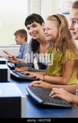 Weibliche Grundschule Schüler im Informatikunterricht mit Lehrer Stockfoto