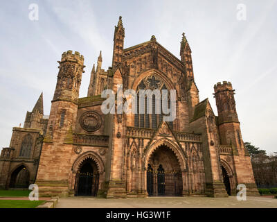 Hereford Kathedrale Gebäudehülle Westfront von warmen Dezember Sonnenlicht beleuchtet. Stockfoto