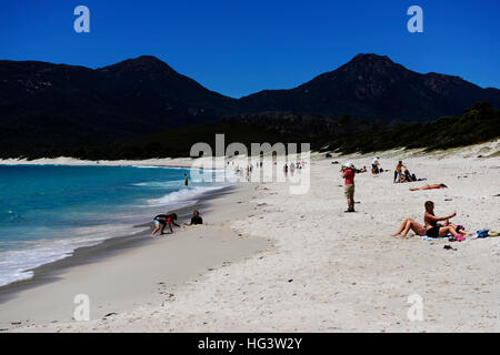 Sonnenbaden am Strand Wineglass Bay in Tasmanien, Australien. Stockfoto