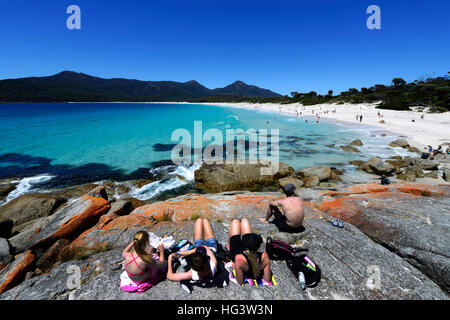 Sonnenbaden auf den Felsen nahe dem Strand Wineglass Bay in Tasmanien. Stockfoto