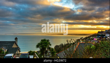 Küstennebel bei Sonnenaufgang über Carbis Bucht von St. Ives Stockfoto