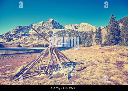 Vintage getönten Berg Campingplatz mit Lagerfeuer am Maroon Bells, Aspen in Colorado, USA. Stockfoto