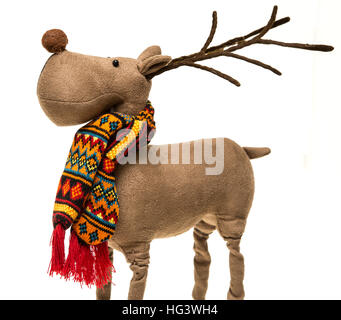 Eine Weihnachts-Dekoration von Rudolph the Rednosed Reindeer, trägt einen bunten Schal auf einem weißen Hintergrund. Stockfoto