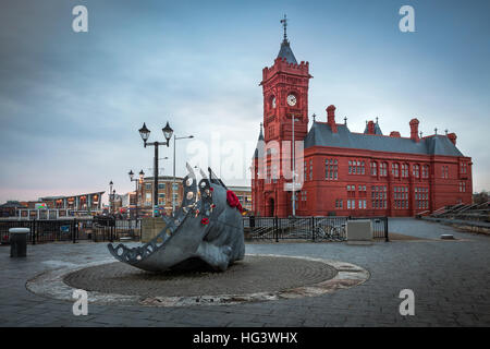 Kaufmann Seeleute Kriegerdenkmal und Pierhead Gebäude, Cardiff Bay, Glamorgan, Wales, UK Stockfoto