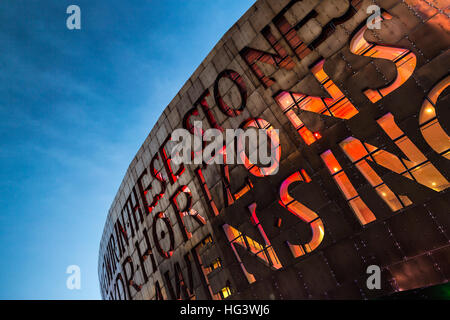 Cardiff Wales Millennium Centre Kunstkomplex in frühen Abend beleuchtet, Cardiff Bay, Glamorgan, Wales, UK Stockfoto