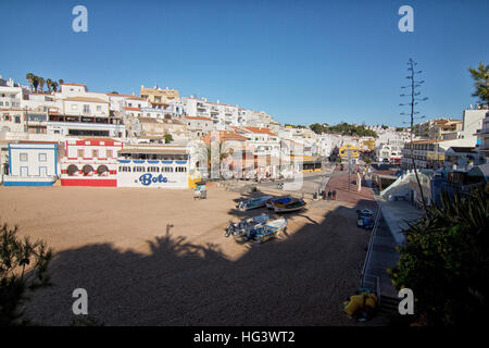 Blick auf Monte Carvoeiro, Lagoa, Algarve Portugal, Strand und Stadt Stockfoto