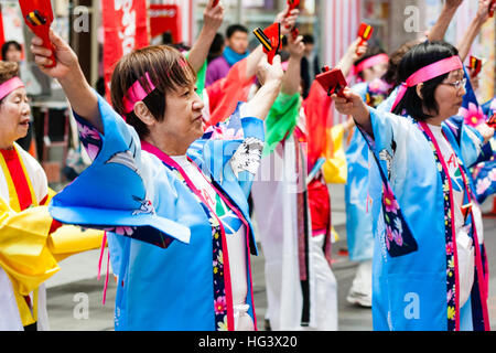 Japan, Kumamoto. Hinokuni Yosakoi Festival. Reife Frauen in bunten Yukata, Tanzen und halten Fans, in der Einkaufspassage. Stockfoto