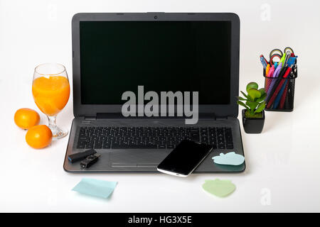 Laptop auf Ihrem Desktop mit frischem Obst und Saft Stockfoto