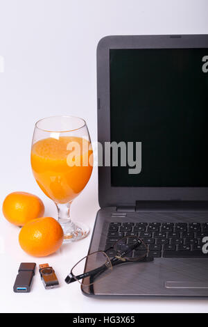 Laptop auf Ihrem Desktop mit frischem Obst und Saft Stockfoto