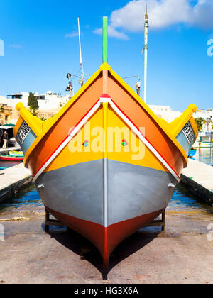 Luzzu traditionellen maltesischen Fischerboot - Marsaxlokk, Malta Stockfoto