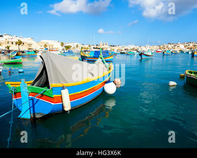 Luzzu traditionellen maltesischen Fischerboot - Hafen von Marsaxlokk, Malta Stockfoto