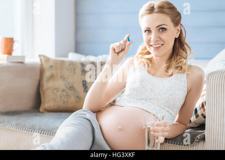 Schwangere Frau demonstriert eine vitamin Stockfoto