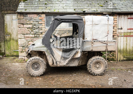 Ein schlammiger Polaris Ranger all-Terrain ab Hof Straßenfahrzeug oder Quad auf einer Farm in Cumbria UK Stockfoto