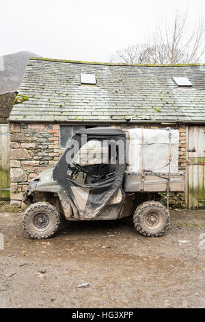 Ein schlammiger Polaris Ranger all-Terrain ab Hof Straßenfahrzeug oder Quad auf einer Farm in Cumbria UK Stockfoto