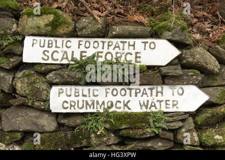 Wegweiser für öffentliche Fußwege Scale Force Wasserfall und Crummock Wasser bei Buttermere in den Lake District Cumbria UK Stockfoto