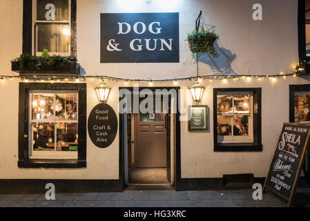 Der Hund und Gewehr Pub in Keswick Seenplatte Cumbria UK in der Nacht. Berühmt für seine ungarischen Gulasch und echtes ale Stockfoto