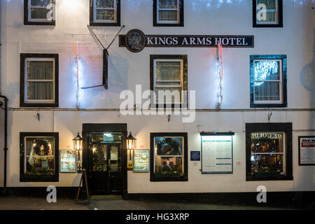 Kings Arms Hotel in Keswick Seenplatte Cumbria UK in der Nacht. Stockfoto