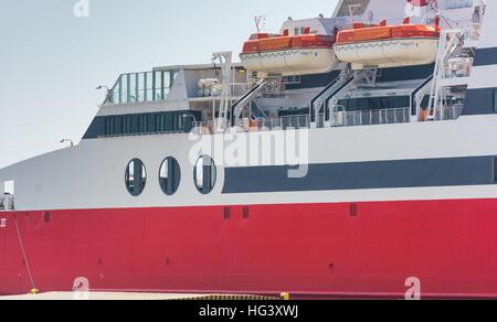 An Bord, das Brückendeck oder die Brücke der Kapitän Schiff regelt. am Bug des Schiffes, es ist der Ort wo die nautische Ausrüstung und r gehalten werden Stockfoto