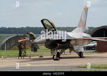 Rauch Hülsen werden von einem Royal Netherlands Air Force F-16 Fighter jet Demonstration Ebene gefüllt Stockfoto