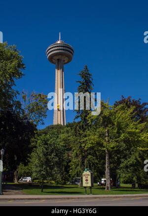Skylon Tower - Niagara Falls, Kanada. Der Turm hat innen- und Außenbereich Aussichtsplattformen die Wasserfälle und ein sich drehendes restaurant Stockfoto
