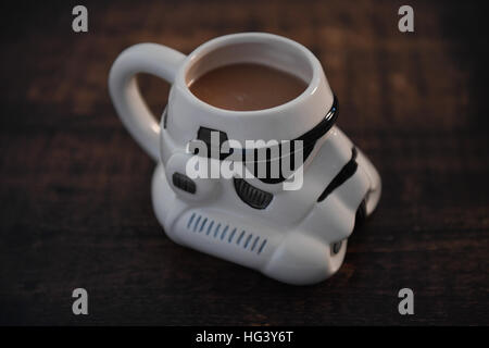 Storm Trooper Helm Becher mit Tee gefüllt Stockfoto
