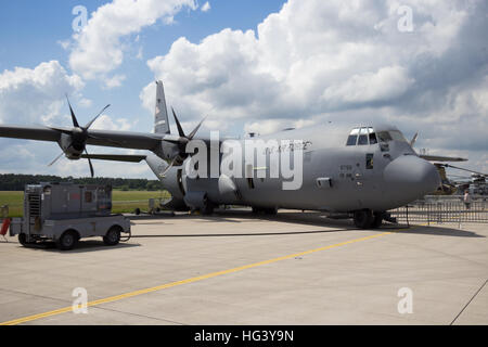 Us Air Force Lockheed C-130j Hercules Transportflugzeug auf der ILA Airshow in Berlin schoneveld Flughafen. Stockfoto