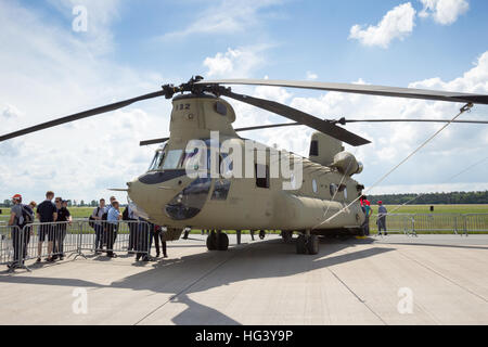 Neue uns Armee Boeing CH-47F Chinook-Hubschrauber auf dem Display auf der ILA Airshow am Flughafen Berlin Schoneveld. Stockfoto