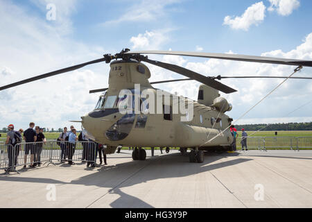 Neue us-armee Boeing CH-47f Chinook Hubschrauber auf der ILA Airshow in Berlin schoneveld Flughafen. Stockfoto