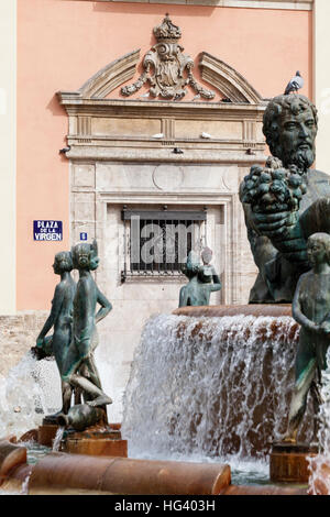 Brunnen Sie, Hommage an den Fluss Turia in der Plaza De La Virgen, Valencia, Spanien. Stockfoto