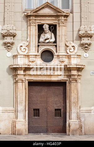 Die Kapelle von San Vicente und San Valero mit seiner barocken Tür in der Casa del Punt de Gantxo, Plaza De La Almoina, Valencia Stockfoto
