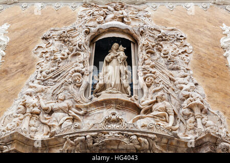 Die Virgen del Rosario, eingeschlossen in einer Nische, National Museum für Keramik und Kunsthandwerk, Valencia, Spanien Stockfoto