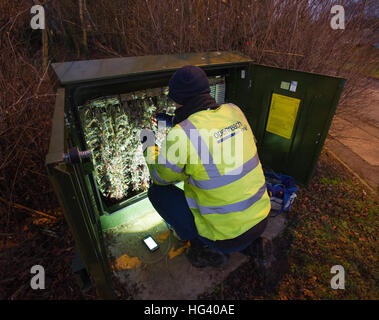 BT-Service-Ingenieur arbeitet zur Aktualisierung einer Telefonanlage auf Superfast Breitband in der Nähe von Livingston West Lothian. Stockfoto