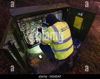 BT-Service-Ingenieur arbeitet zur Aktualisierung einer Telefonanlage auf Superfast Breitband in der Nähe von Livingston West Lothian. Stockfoto