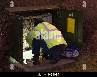 BT-Service-Ingenieur arbeitet zur Aktualisierung einer Telefonanlage auf Superfast Breitband in der Nähe von Livingston West Lothian. Stockfoto