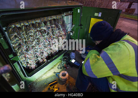 BT-Service-Ingenieur arbeitet zur Aktualisierung einer Telefonanlage auf Superfast Breitband in der Nähe von Livingston West Lothian. Stockfoto