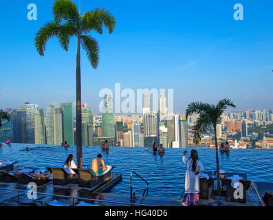 Das Schwimmbad an der Marina Bay Sands SkyPark. Singapur Stockfoto