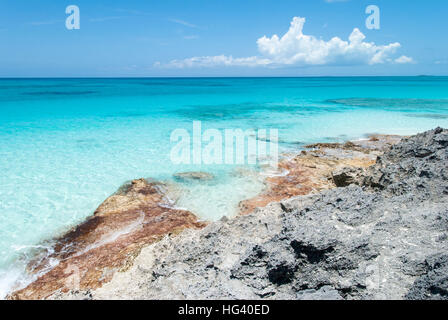 Die felsige Küste der unbewohnten Insel in Half Moon Cay (Bahamas). Stockfoto