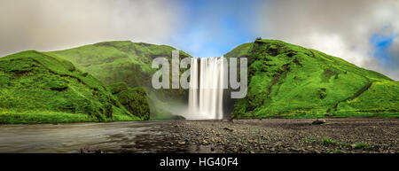 Panorama von der berühmten Skogafoss Wasserfall im Süden Islands. Langzeitbelichtung. Stockfoto