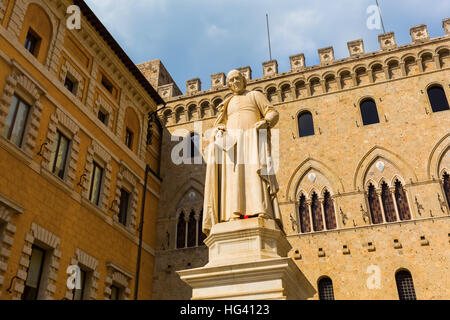 historische Statue von Sallustio Bandini vor dem Palazzo Salimbeni in Siena, Italien Stockfoto