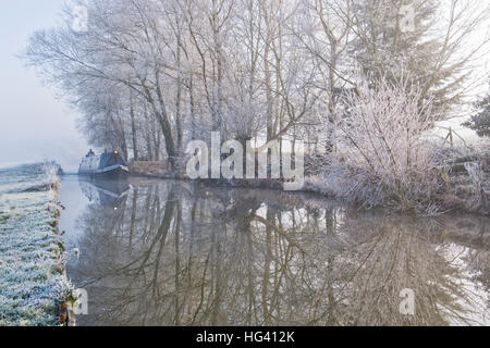 Kanalboot am Oxford-Kanal auf einen frostigen Nebel Dezembermorgen. Somerton, Nord Oxfordshire, England Stockfoto