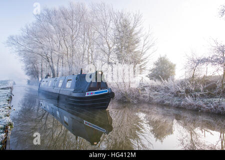 Kanalboot am Oxford-Kanal auf einen frostigen Nebel Dezembermorgen. Somerton, Nord Oxfordshire, England Stockfoto