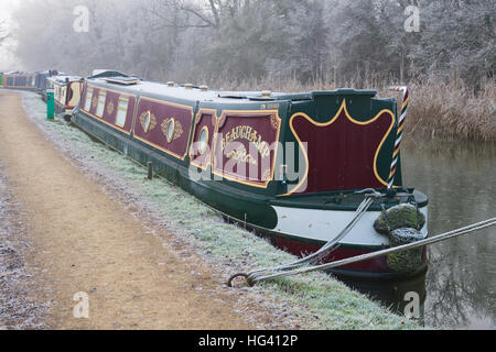 Kanalboot am Oxford-Kanal auf einem frostigen Dezembermorgen. Thrupp, Oxfordshire, England Stockfoto